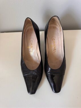 CHANEL Black Pointed Toe Leather Pumps - Elegant Women's Heels